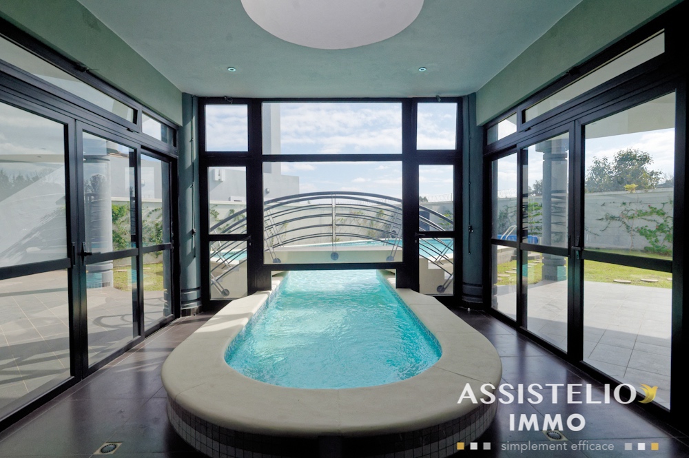 IVANDRY: À LOUER UNE VILLA DE PRESTIGE AVEC PISCINE DANS UNE RÉSIDENCE HYPER SÉCURISÉE.
